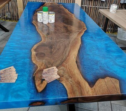 Table en époxy bleu sur mesure