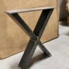 Table artisanale en bois et métal, design moderne et industriel, fabrication québécoise sur mesure pour salle à manger ou bureau.