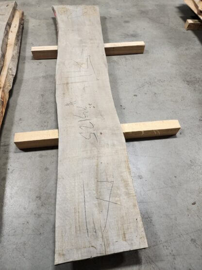 Table artisanale en bois et métal, design moderne et industriel
