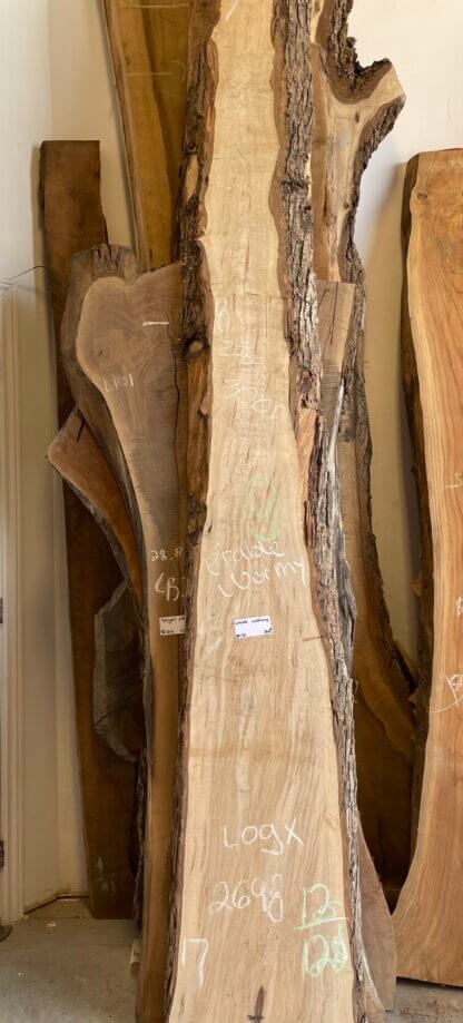 Table artisanale en bois massif, design moderne et élégant