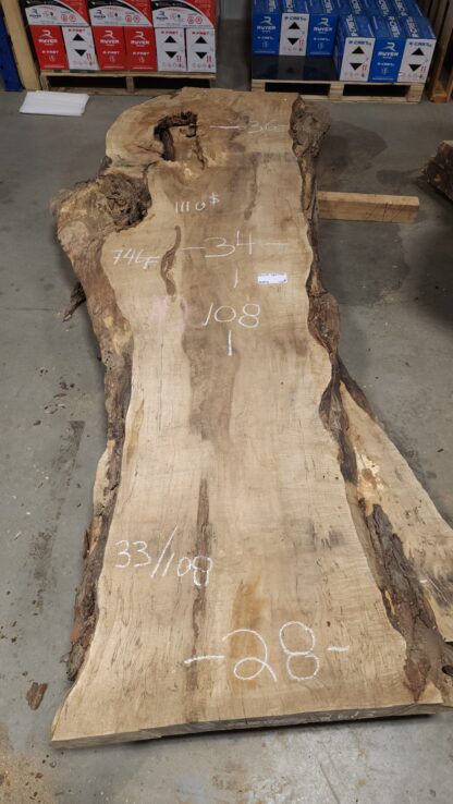 Table artisanale en bois et métal, au design industriel et moderne, idéale pour un espace de travail ou une salle à manger élégante.
