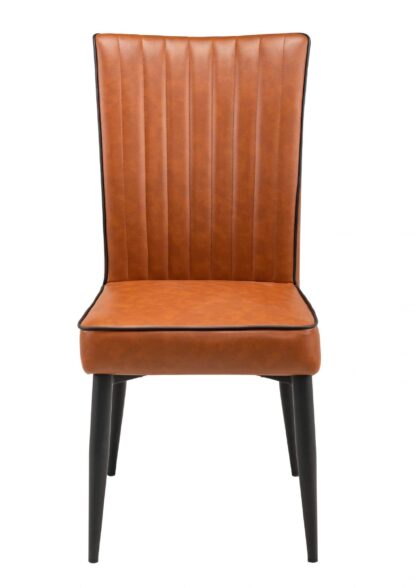 Chaise Adèle en tissu écru, au design moderne et minimaliste, avec piètement noir élégant – parfaite pour une salle à manger ou un bureau contemporain.