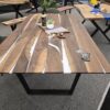 able de conférence en bois et métal sur mesure, au design industriel, offrant une grande élégance et fonctionnalité pour un espace de réunion professionnel.