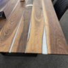 Meuble de bureau en bois et métal, conçu sur mesure, avec un design moderne et industriel, idéal pour un espace de travail élégant.