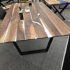 Meuble artisanal en bois et métal, avec un design moderne et raffiné, adapté pour un bureau ou une salle de réunion.