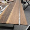 Table artisanale en bois et métal avec finition élégante, idéale pour un bureau ou une salle de réunion, conçue sur mesure dans un style industriel moderne.