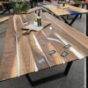 Table artisanale en bois et métal avec design moderne, parfait pour un bureau ou une salle de réunion, fabriquée sur mesure.