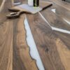 Table artisanale sur mesure en bois massif et métal, avec un design industriel, parfaite pour un espace de travail ou une salle de réunion moderne.