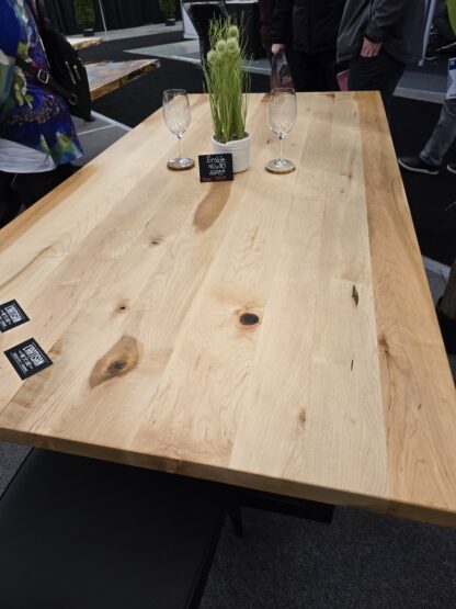 Table artisanale en bois et métal, au design industriel unique, adaptée à un bureau moderne ou une salle de réunion.