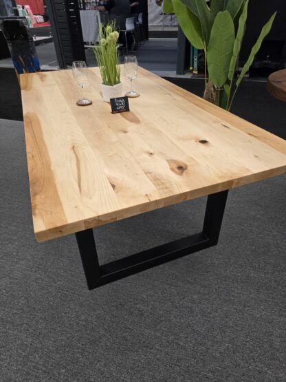 Table moderne en bois et métal, design industriel, adaptée à un bureau ou une salle de réunion.