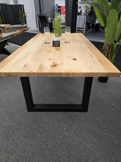 Table artisanale en bois et métal, avec un design industriel, idéale pour un espace de travail ou de réunion.