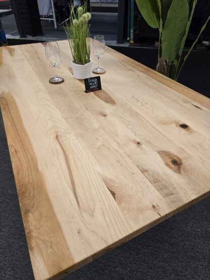 Table artisanale en bois et métal avec des finitions modernes, idéale pour un espace de travail ou une salle de réunion.
