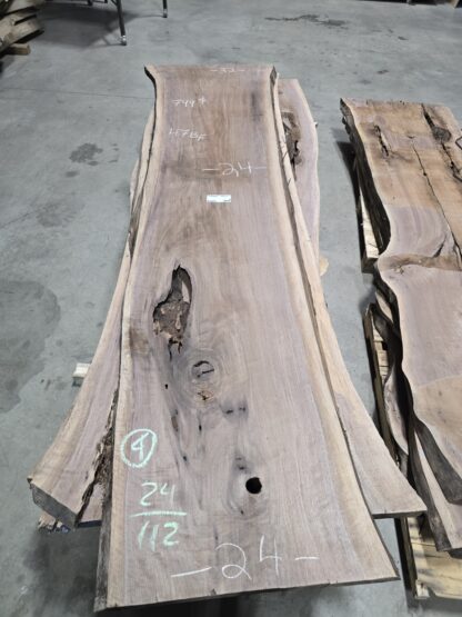 Table artisanale en bois et métal, design industriel sur mesure pour bureau ou salle de réunion