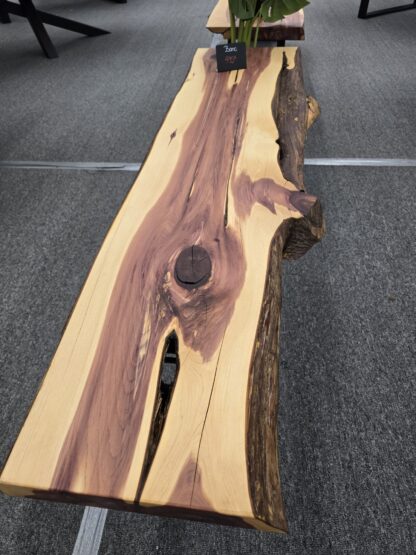 Table en bois massif et résine époxy, création artisanale sur mesure pour salle de réunion ou bureau