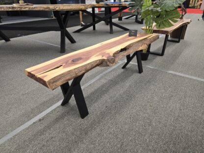 Table artisanale en bois et métal, design industriel sur mesure pour bureau ou salle de réunion