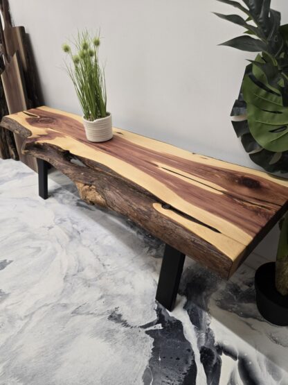 Table en bois massif et résine époxy, création artisanale sur mesure pour salle de réunion ou bureau
