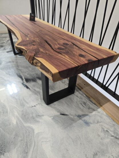 Table artisanale en bois massif et métal, design industriel sur mesure pour bureau ou salle de réunion