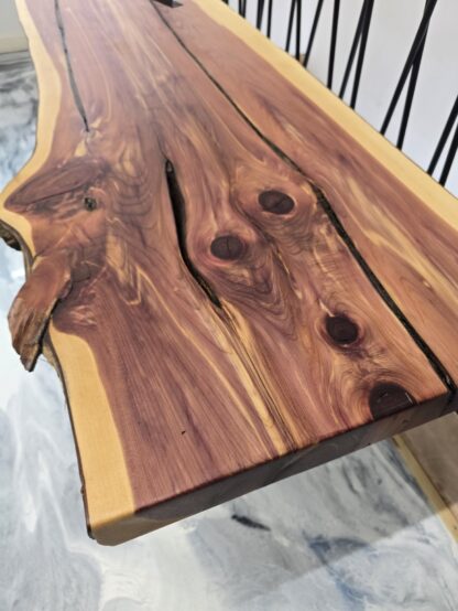 Table artisanale en bois massif et métal, design industriel sur mesure pour bureau ou salle de réunion