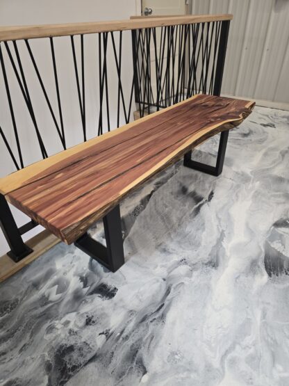 Table artisanale en bois massif et métal, design industriel sur mesure pour bureau ou salle de réunion