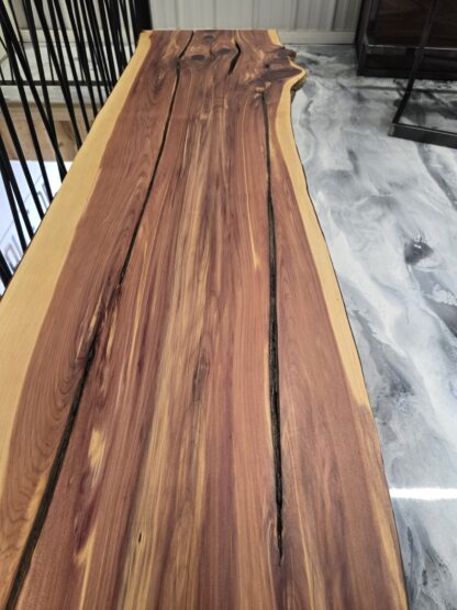 Table en bois massif et résine époxy, création artisanale sur mesure pour salle de réunion ou bureau