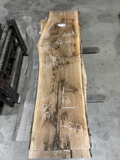 Table en bois massif et résine époxy, création artisanale sur mesure pour salle de réunion ou bureau